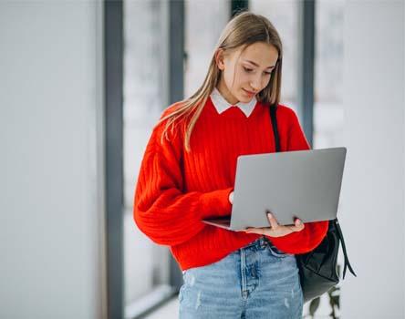 Girl searching for Maven course online